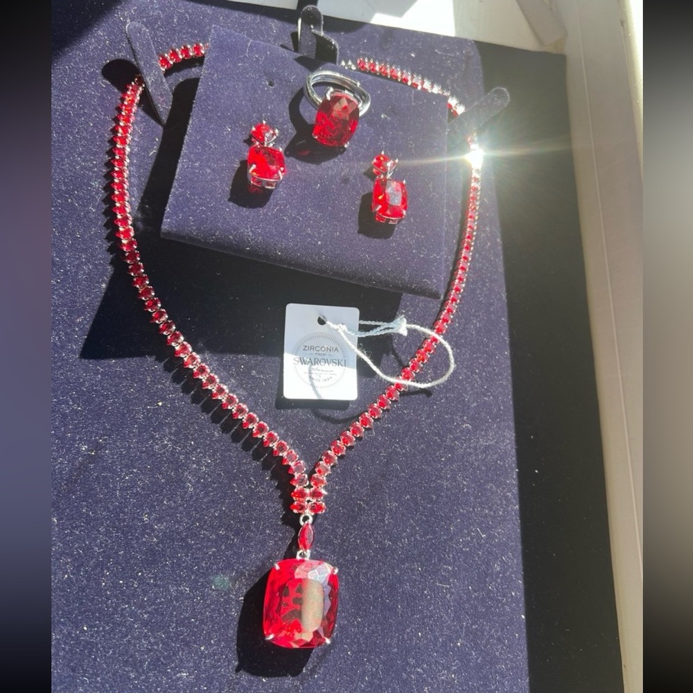 - - Gorgeous Swarovski Elements Ruby Shade Neckla… - image 4